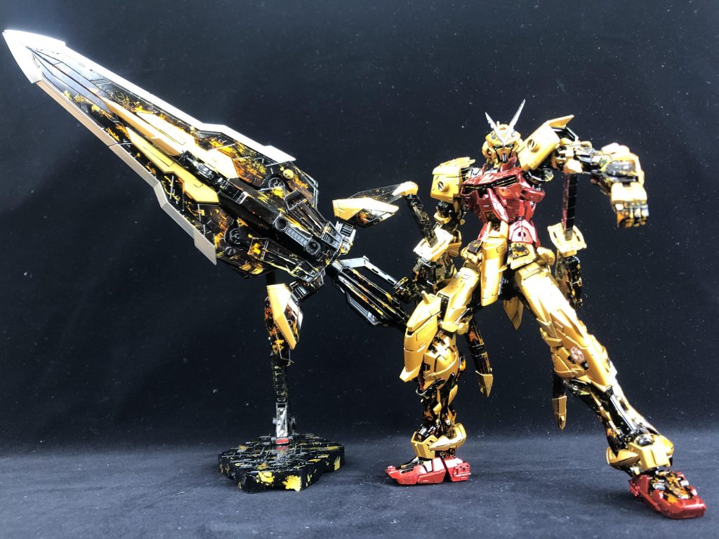 剣と呼ぶにはあまりにも大きく、重く、分厚い一振り。さすがに宇宙でしか運用されないよな???