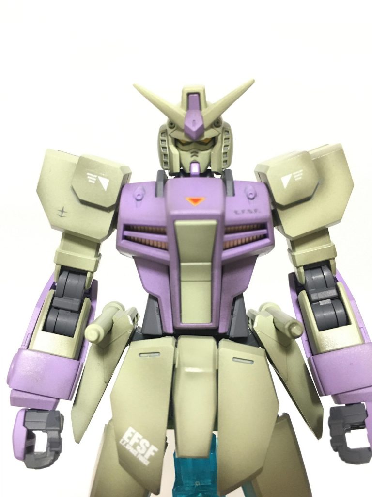 胸部アップです。ただ真っ白で塗るのもちょっと違うかなあってことで、白っぽい部分は、Mr.カラーのダークエッググリーンで塗装してます。