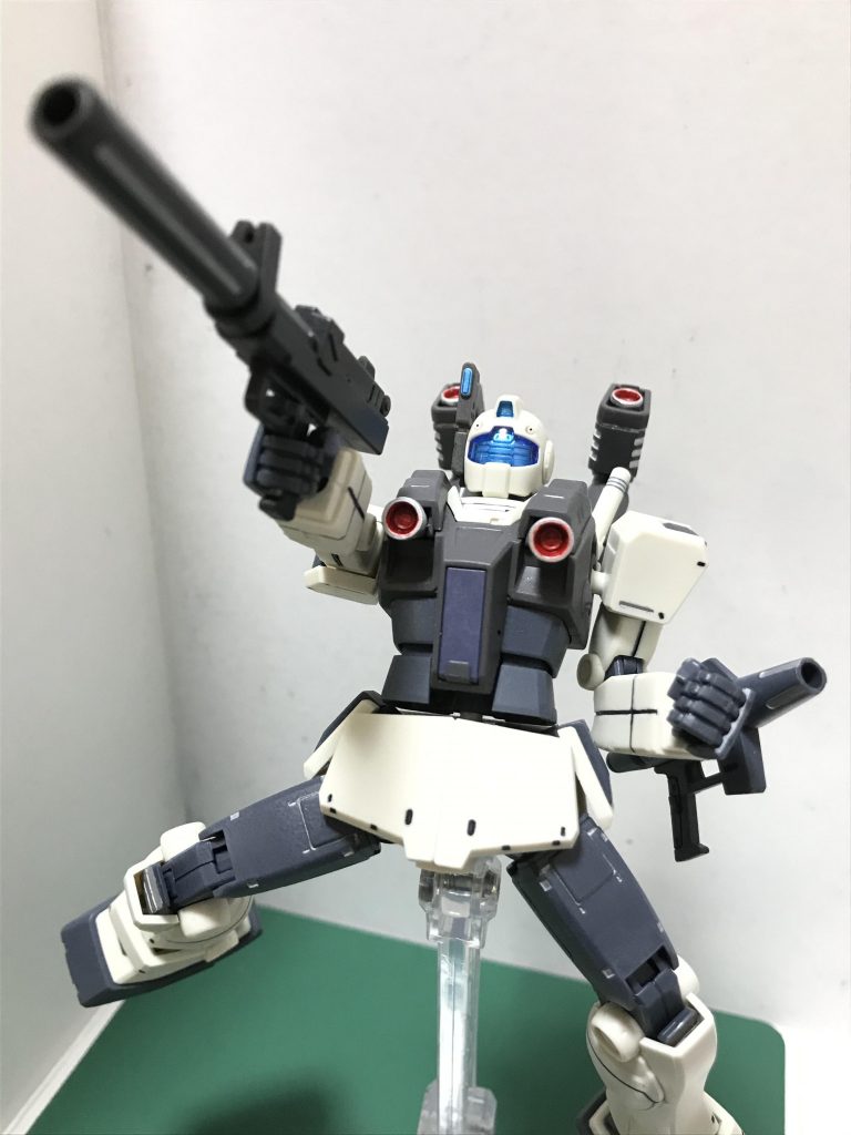 背部のバーニアは自由に動かせるため前方に向けることも可能