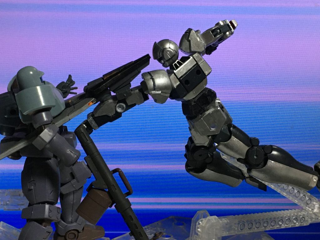 シールドブレイカー左腕に装備される盾であり武器。クローとして開く先端部は敵への攻撃にも瓦礫の撤去などにも使われる。