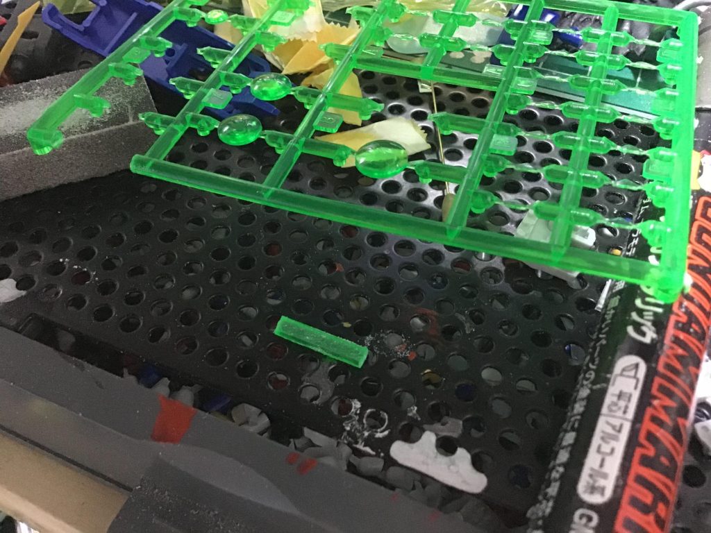 各部センサーはHアイズ、もしくはそのランナーから削り出したクリアパーツを埋めてます。