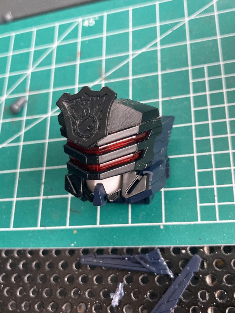 今回は手早く仕上げたかったのでパテ等は使わず瞬着を使用効果促進剤で硬化させモールドをつぶしていますちなみに瞬着じゃなくともシアノンでも同じことが可能です