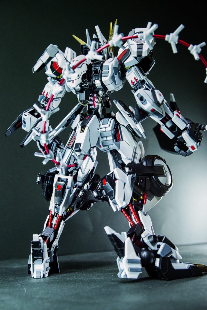 背面の中央には首から伸びる背骨をイメージさせるディテールを入れて、テイルアックスの骨との親和性を持たせてみました。