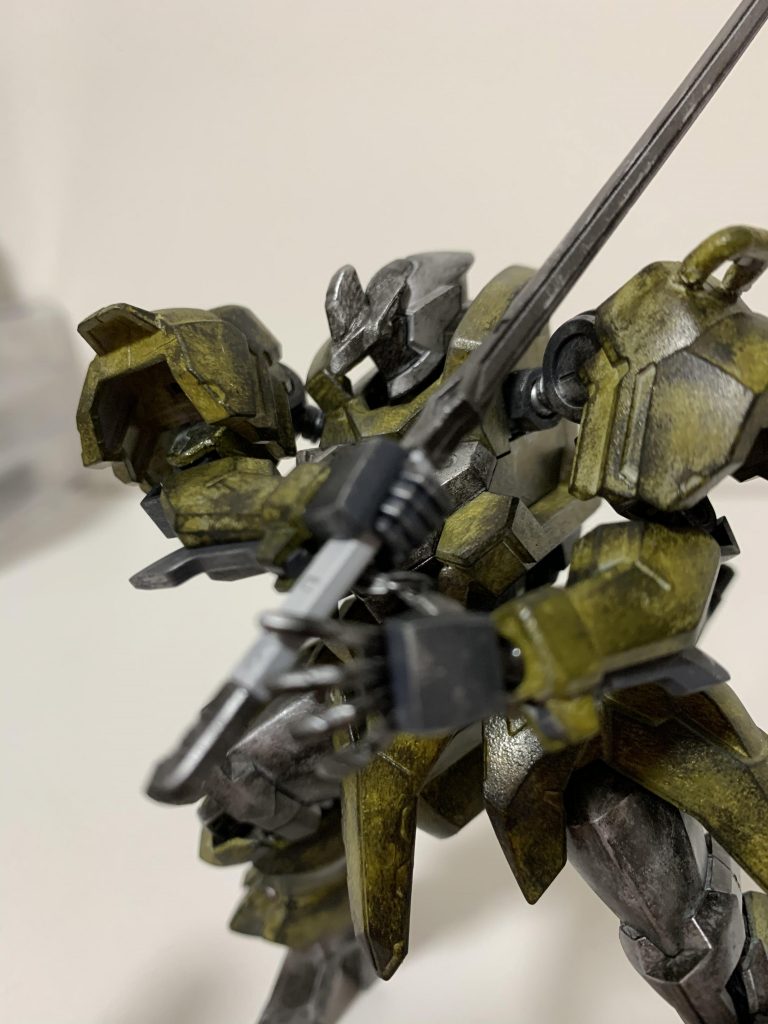 辟邪 弐型改「貔貅」(ひきゅう)ある傭兵派遣企業が、テイワズとの取引で手に入れた辟邪のデータをもとに造り上げ、幾度もの改修を経て本機へと至った。さまざまな戦場に投入され不足していた地上戦データなどが組み込まれたり、格闘性能向上のために各部可動域や精密性が引き上げられている。パイロットは元ギャラルホルン所属の男でマクギリス反乱の終結とほぼ同時期に除隊し、なんやかんやで傭兵として貔貅のパイロットになった。鉄華団との戦いでガンダムフレームにボコられた過去があり、そのためガンダムフレームに異常なまでの対抗心を持つようになった。