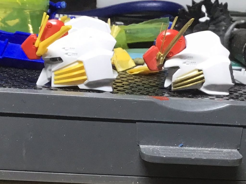 頭部の形状比較。アンテナの角度も元のキットから大分変えて、頬のスリット部分も全部ランナータグから削り出して自作してます。