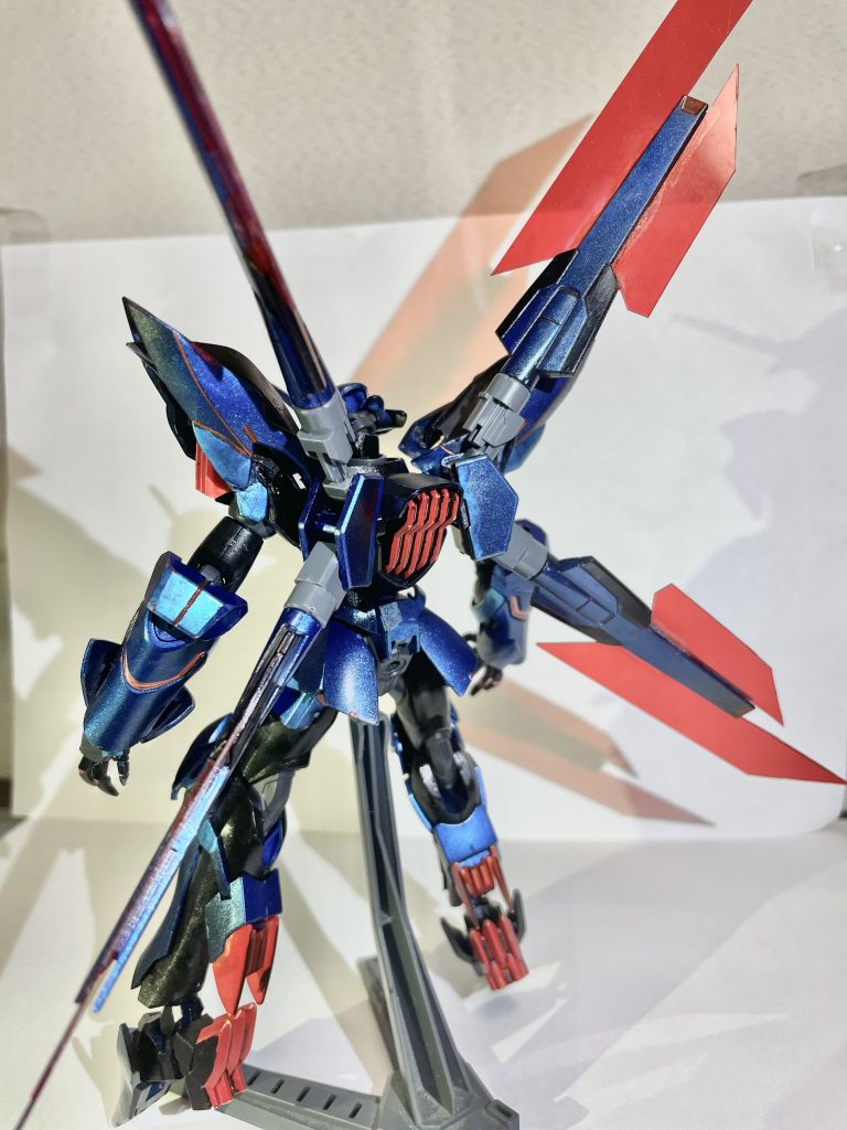 アストラルビット軽量化のため射撃兵装がバルカンのみだった本機の弱点を補うために背部に取り付けられた特殊兵装。これにより機動性はそのままに中距離戦もある程度こなせるようになった。また、この兵装はソードビットも兼ねており、本機の得意とする近接戦闘の幅も大きく広がった。