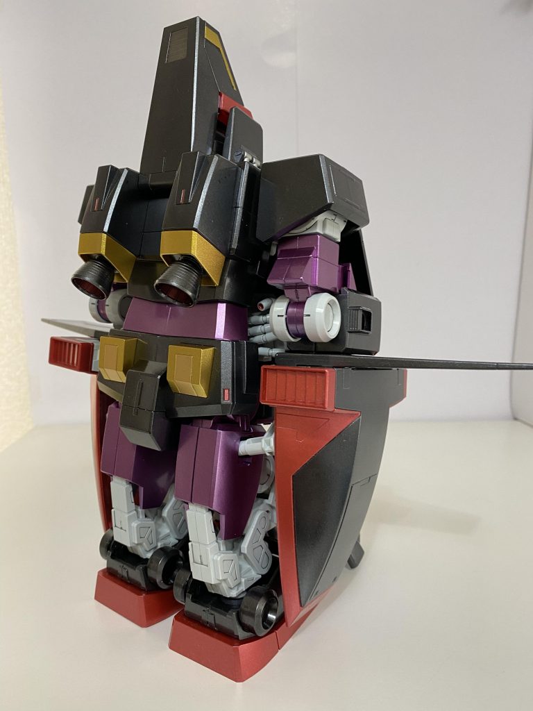 後ろがわです・・・足の変形パーツが上手くはまりませんがひとまずのポージングはできるので良しとしました。手とかどこに隠れるのか?とおもったら脇腹がパックリあいて空洞になるのでそこにコッソリと入ります。