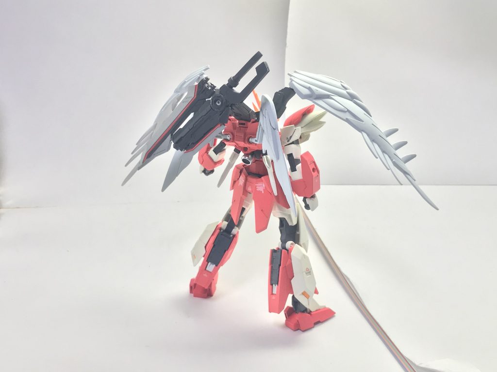 背面。ラッチにマウントされた、少女が愛用している大型剣「ビルドボルグ」はドラグーンとしての機能が組み込まれており、シームレスな抜刀や相手の意表を突いての攻撃を可能としている。