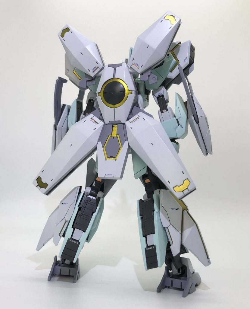 背面画像パックパックがほぼ白いパーツで構成されていたので塗り分けにはかなり難儀しました。