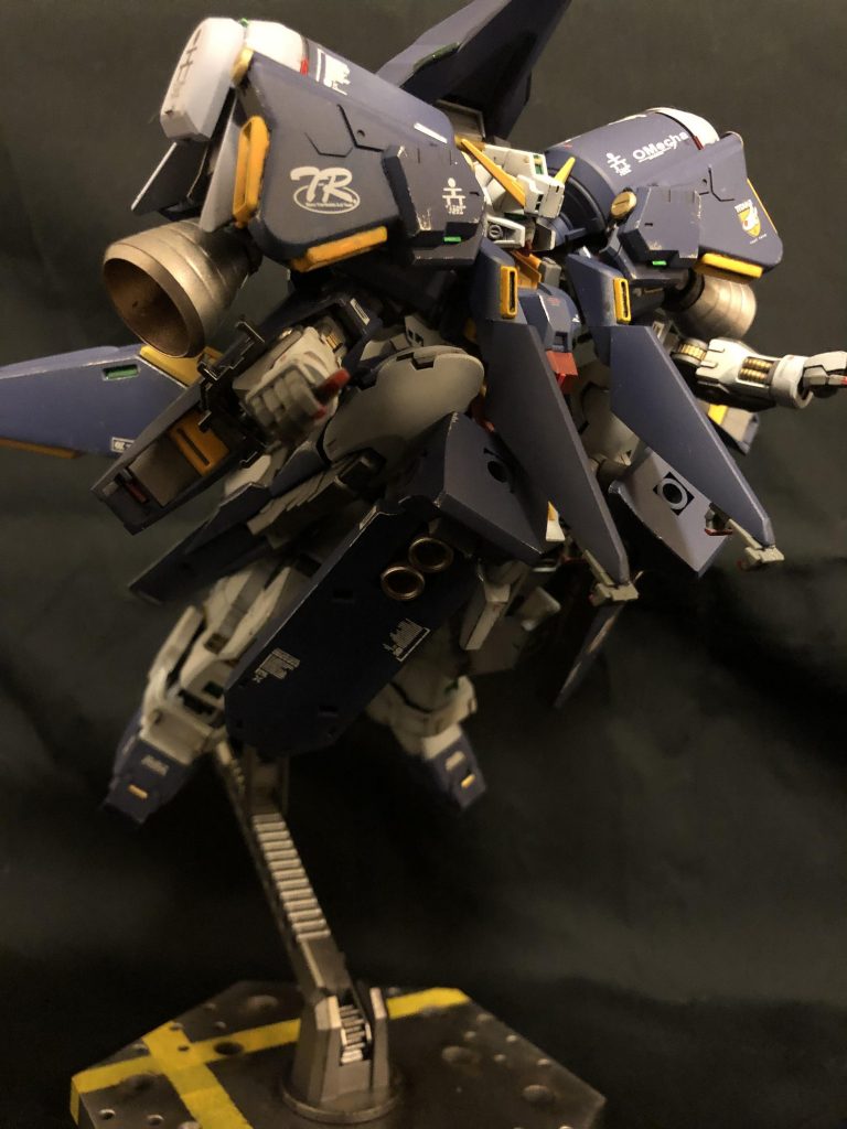 大推力で大気圏内を自由に飛び回る。劇場版閃光のハサウェイっぽいポージング。