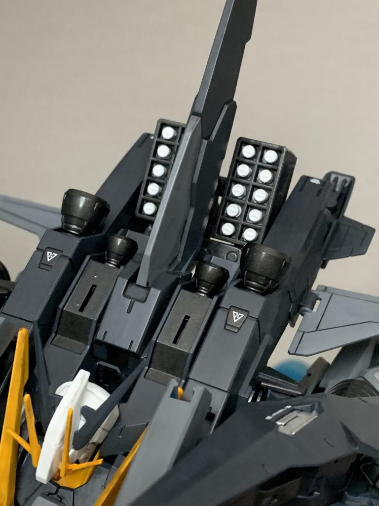 ・マイクロミサイルポッド「デウスエクスマキナ」機体後方スタビライザーに取り付けられたミサイルコンテナ。名前の由来は演出技法のひとつ［デウス・エクス・マキナ］から