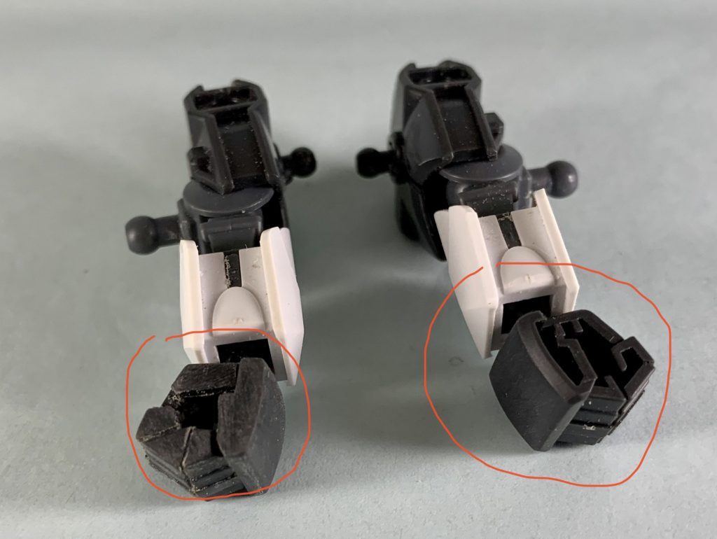 握り手裏の隙間も同色ランナーで埋めてディテールを追加してます。