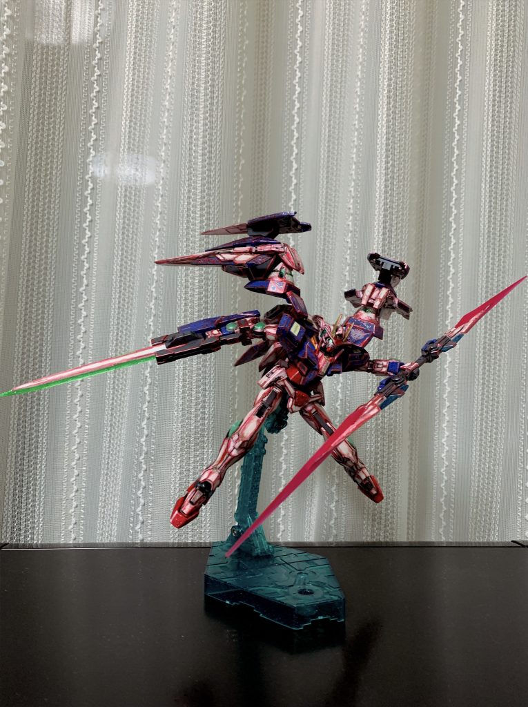 こちらのキットは武器類も多彩でお得感がありました。可動も良好でアクロバットなポージングも作れたりと個人的にとても楽しめました。