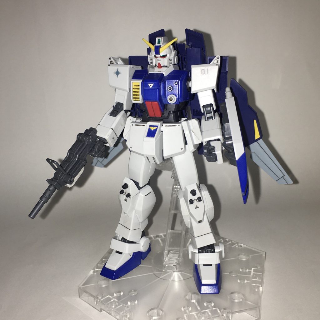 青い機体、正面。陸戦型ガンダムを元に飛行ユニットが取り付けられているのが特徴。また、頭部には通信指揮能力に優れたものが使われており、仲間とはぐれにくくなっているのも魅力。