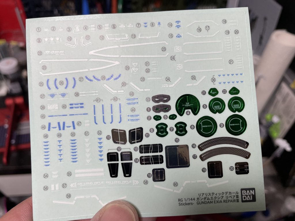 もう一つの制作テーマ。リアリスティックデカール。デカールとは名ばかりのテトロンシール。これをキレイに貼ることができれば他のRGもわざわざデカール買いに行ったりしなくて済むだろうと。ガンダムベース行くとある程度買えますが交通費かかるし、専用デカール無いものもある。ここでも見かけますが、社外のデカール買っちゃう民は努力したまえ。