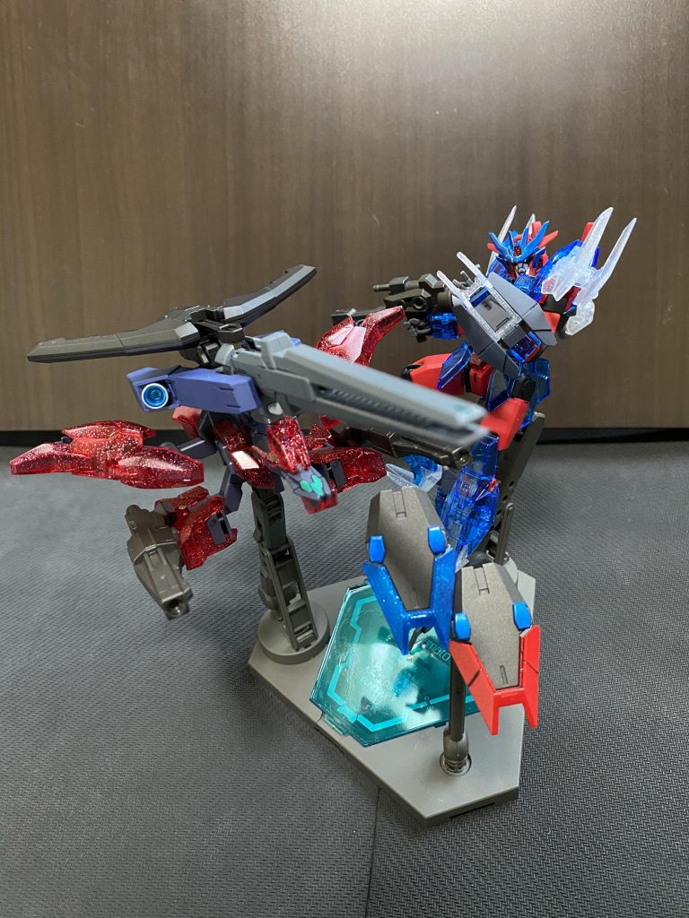 マーズフォー由来のシールドとコアシールドにセンサーパーツを追加した小型シールドビット装備のディフェンダースタイル+バスタースタイル装備のブースター。ただ味方を守る動きだけでなくシールドビットと本体に持たせているハンドガンやブースターの火器を合わせて「撃たせて取る」動きを単機でとることもできます。