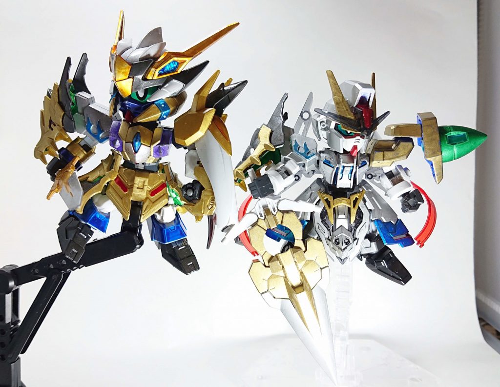 ずばり「血縁関係」をコンセプトに、荀彧と親戚である事を意識してベースをかなり多めに使用しています。頭部分も同系統のストライクを使用し、親戚筋であることを印象付けられるようにしてみました。しかし夏侯惇夏侯淵のように兄弟ではないので近からず遠からずを心がけ、色部分で差別化を図っています。作成当初は郭嘉の相棒的存在として設計していたため、肩部分に同じ龍のパーツがついています。歴史的に見て素行が悪かったとされる郭嘉に振り回される生真面目な同僚、といったところでしょうか。軍師といえども戦闘能力はある程度確保させたい、といった願望がこのセブンソードのGNバスターソード装備へと繋がりました。この、物言わぬ威圧感が個人的には好みです。手首関節の都合よほどの事がなければ肩に装備させたままですが、個性が際立つ一振りです。