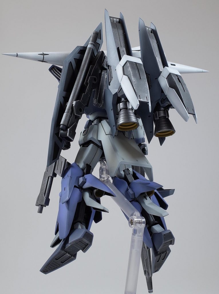 フル武装背面バーニアは内側を黄色で塗り分けブースターは背中ではなく尻から生えてます武器×２とブースター×２で背面が渋滞気味