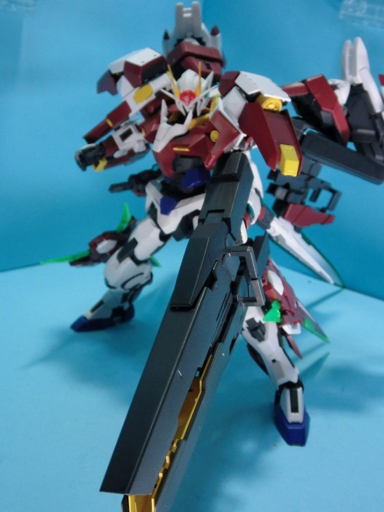 背面バズーカは分離させ手持ちにさせることも可能であり、強力なダブルバズとしても使用可能