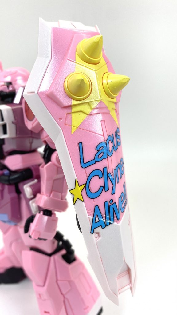 肩の星マークはシールで再現だったのでマスキングして塗り分けました。大判のデカールはあまり貼り慣れてないのでちょっと大変でした。