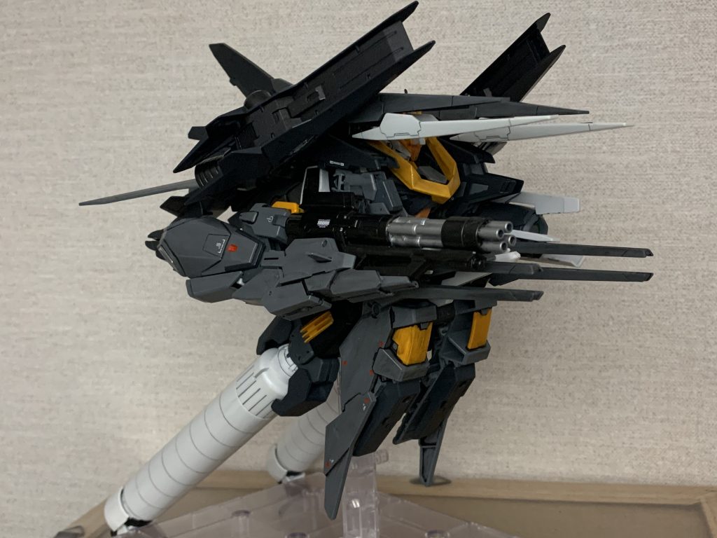 圧倒的な火力と防御力を誇るが、機動力や近距離戦闘を苦手とする。