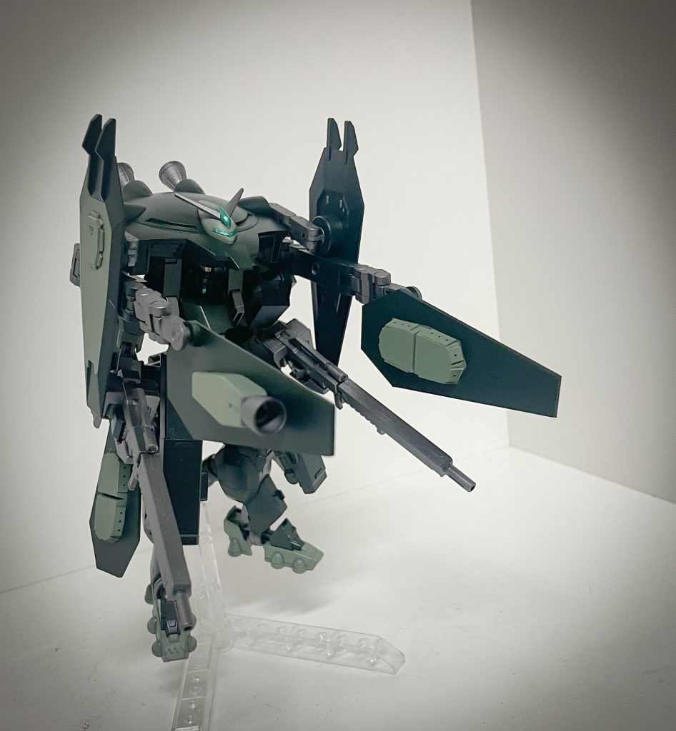 誘導プラズマ砲「フレスベルグ」バックパック先端部に内蔵された高出力ビーム砲。本機ではオミットされたエクツァーンの代わりにゲシュマイディッヒ・パンツァーで磁場干渉を行う。