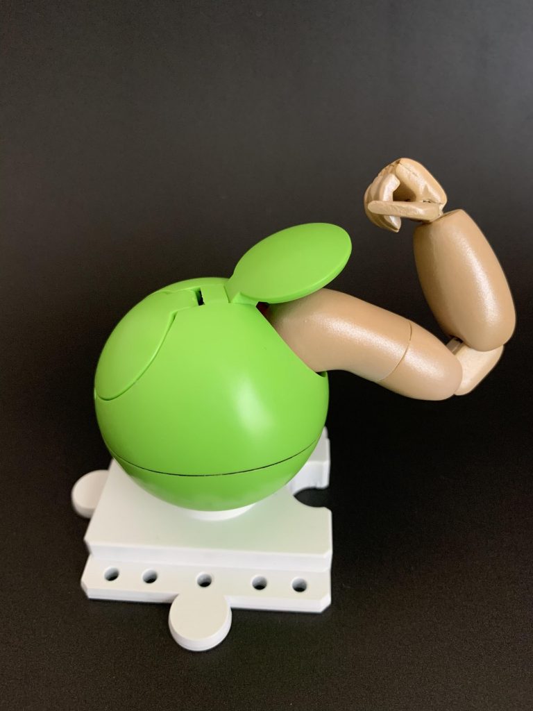 マッスルポーズも思いのまま。こう見るとやはりガンダムの腕って分かってしまう太さですね…もう少し手首から肘にかけて細く削り込みすれば、人間らしくはなるのかなと思いました。