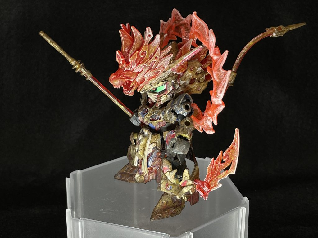 悟空は考えました。「一度、三蔵のお師匠さんも妖怪に食べられて怖い思いをし、そこをオイラが助けたら改心して小言をいわなくなるに違いない」そこで悟空は筋斗雲に乗ってあたりに妖怪がいないか探します。すると都合の良いことに、黄花という美しい花が咲き乱れる山の中腹に洞窟があり、その中に強そうな妖怪が住んでいるではありませんか。しめしめと、悟空は三蔵のもとに帰ります。「お師匠さま、あの山の洞窟に子どもを食べる妖怪がいるようです。ひとつ、人助けといきましょう」三蔵が嬉しそうにほほえみます。「悟空や。おまえも優しさというものが分かってきたようですね。では、早速子どもを助けにいきましょう」