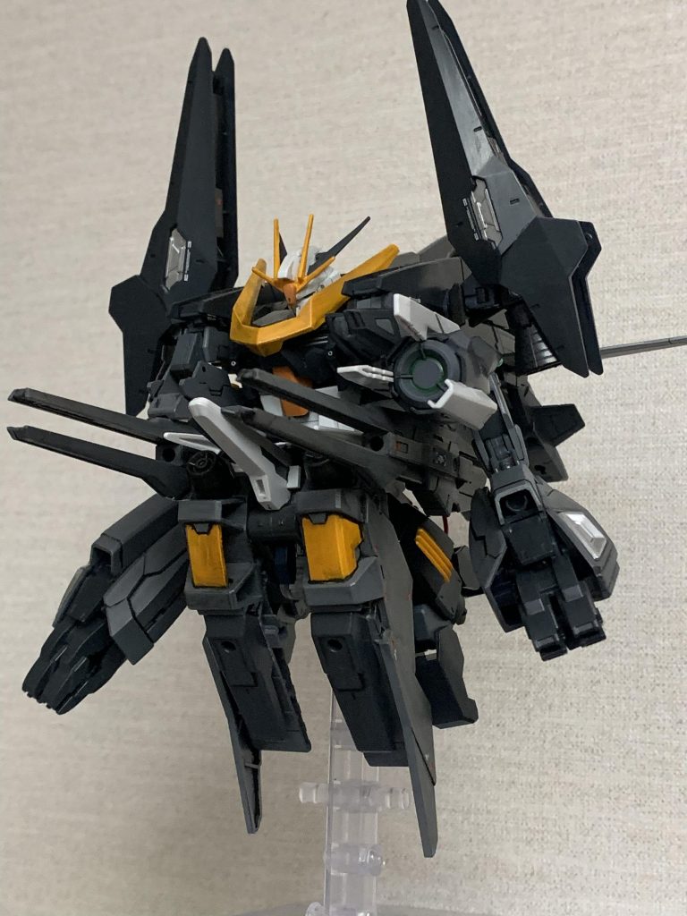 ・推進機兼近接格闘用グラップルアーム「アポカリプス」機体後部に装備された大型推進機。接近戦時には展開し腕のようになる。短時間ではあるが高出力ビームサーベルを展開でき、敵を一刀両断する。名前の由来は新約聖書におけるヨハネ黙示録［世界の終末、大災害］の意味