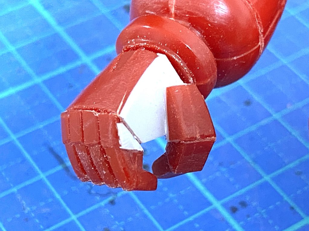 ②腕まわり修正手の指を切り離し、角度をつけて再接着しています。左手は親指の位置調整だけですが、右手はヒートサーベルを持たせるために握り気味になるよう加工しています。この他、肘関節の可動に干渉する部分を削ったり、脇の下を削って腕が真っ直ぐに下がるように調整しました。