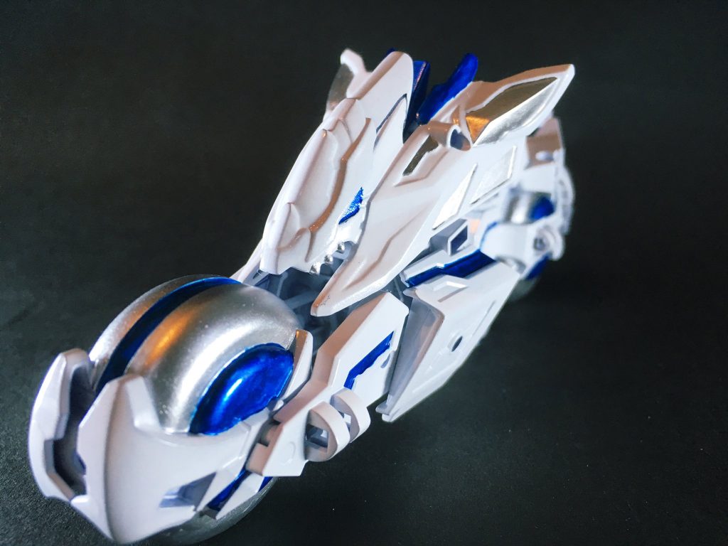 【白竜駆】文鴦専用にチューンされた強化型トリニティバイク。絶大な突破力で極短距離を駆け抜ける強襲性能に特化しており、持久耐性や長距離走破等の汎用性は一切考慮されていない。座乗の想定も無く臨戦態勢の文鴦を直接接続、その衝力で雑兵を蹴散らし迅速に敵大将の眼前へと届ける使命を果たす。