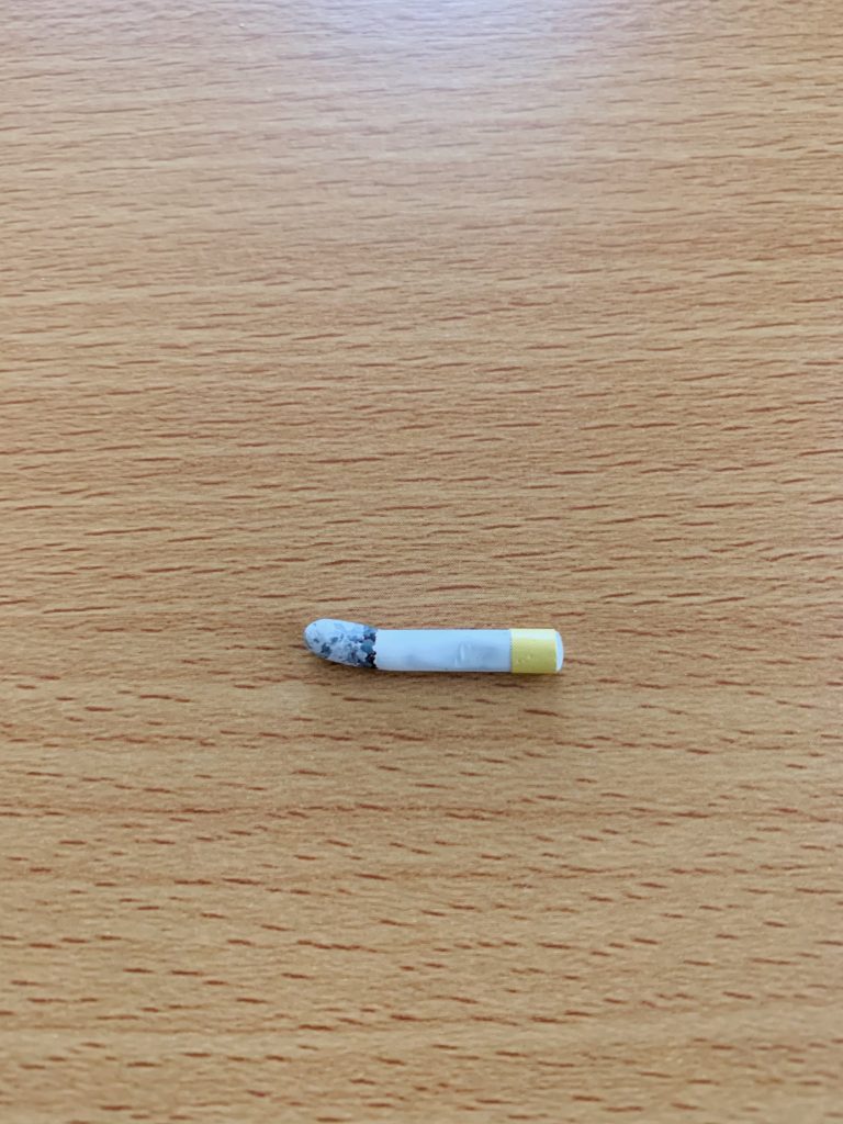 クシャッとしたタバコはハロプラのランナーから作りました。ホワイト、レッド、ブラウン、ニュートラルグレー、ブラックで点塗りしてキャメル色のシールを貼りました。意外とリアルにするのに難しかったです。