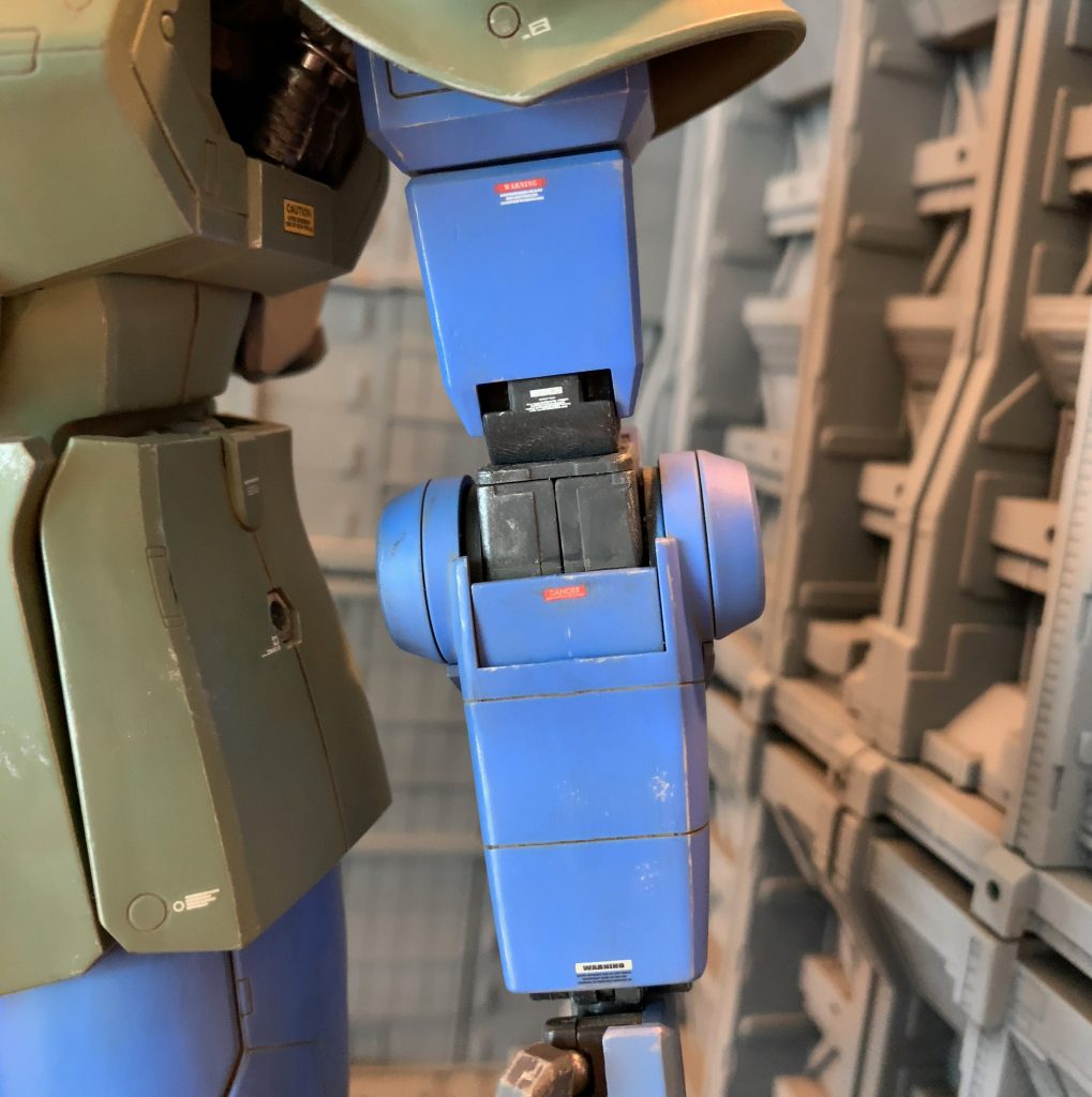 腕は肩、二の腕、前腕に悉く気に入らない合わせ目があるので少し手間でした。二の腕は内部メカを削って後ハメ化、前腕は肩と同じくマスキング対応しました。