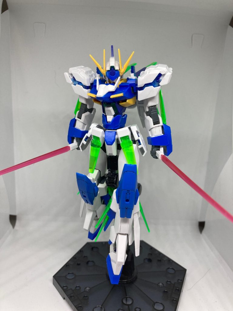 続いてビームサーベルはじめはファンネル装着部分にビームのエフェクトが付けれると思ってやってみたら案の定スカスカでした...なので、ないのなら付ければいいと思いコア・ファイターにビームサーベルを懸架できるようにしました!