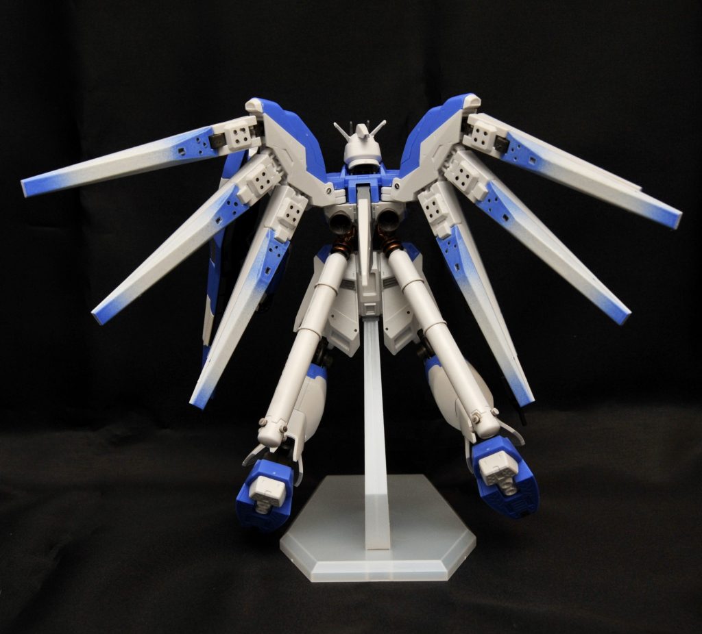 バックショット。今回最大のアピールポイントが、フィンファンネルのグラデーションです。