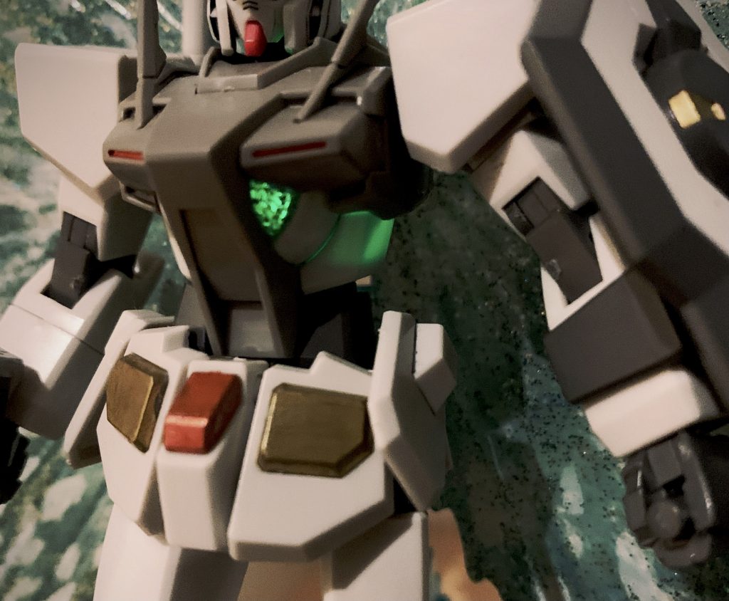 そしてこれまた過去作のOガンダム君のお腹にも埋め込んでみました。OO系の機体はどうも光らせたくなってしまいます。笑