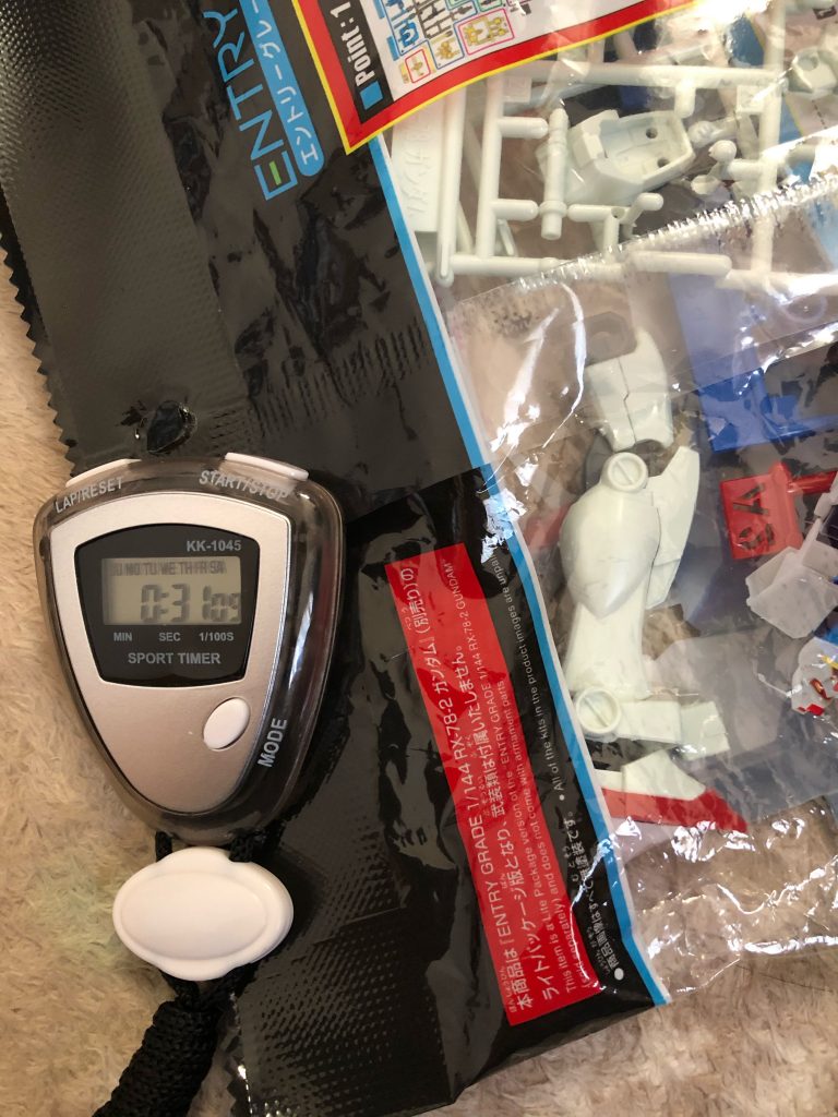 最初は袋にシワが無くて作業するには硬く、ランナーに残ったパーツに外したパーツが引っかかって、慣れるまで時間がかかりました。