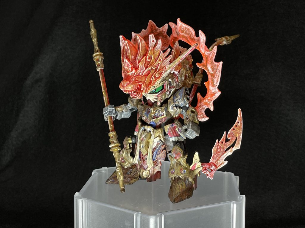 こうして悟空の罠としらずに三蔵は黄花が咲き乱れる道を歩き、洞窟の中に入っていきました。悟空はひらりと三蔵の前に立ち「オイラがまず様子を見てきます」と洞窟の中へと進んでいきます。途中、人骨が散乱しているのをみつけて悟空はにんまりと笑います。人を食べる妖怪ならますます好都合。ササッと洞窟の奥へいくと、紫色の皮膚を持つ太った大男が骨の玉座に座っていました。「なんだ、おまえは。ワシが百眼魔王と知ってここにきたのか？」「そのとおりです、百眼魔王さま。実は噂の三蔵法師をここにおびきよせました。うまく仕留められたら、どうか家来にしてください」「なに？三蔵だと？よしよし、本当に三蔵だったら家来にしてやろう」