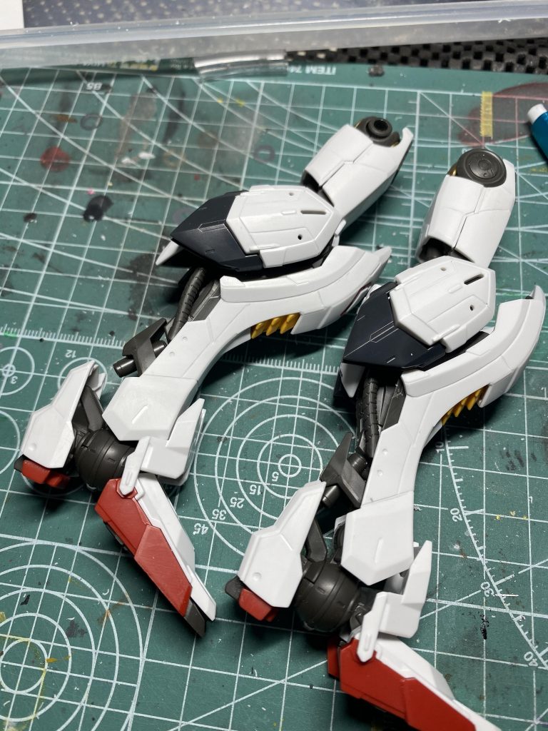 足の筋彫りが多い箇所はこのような感じで、ピンバイスなども使ってます！