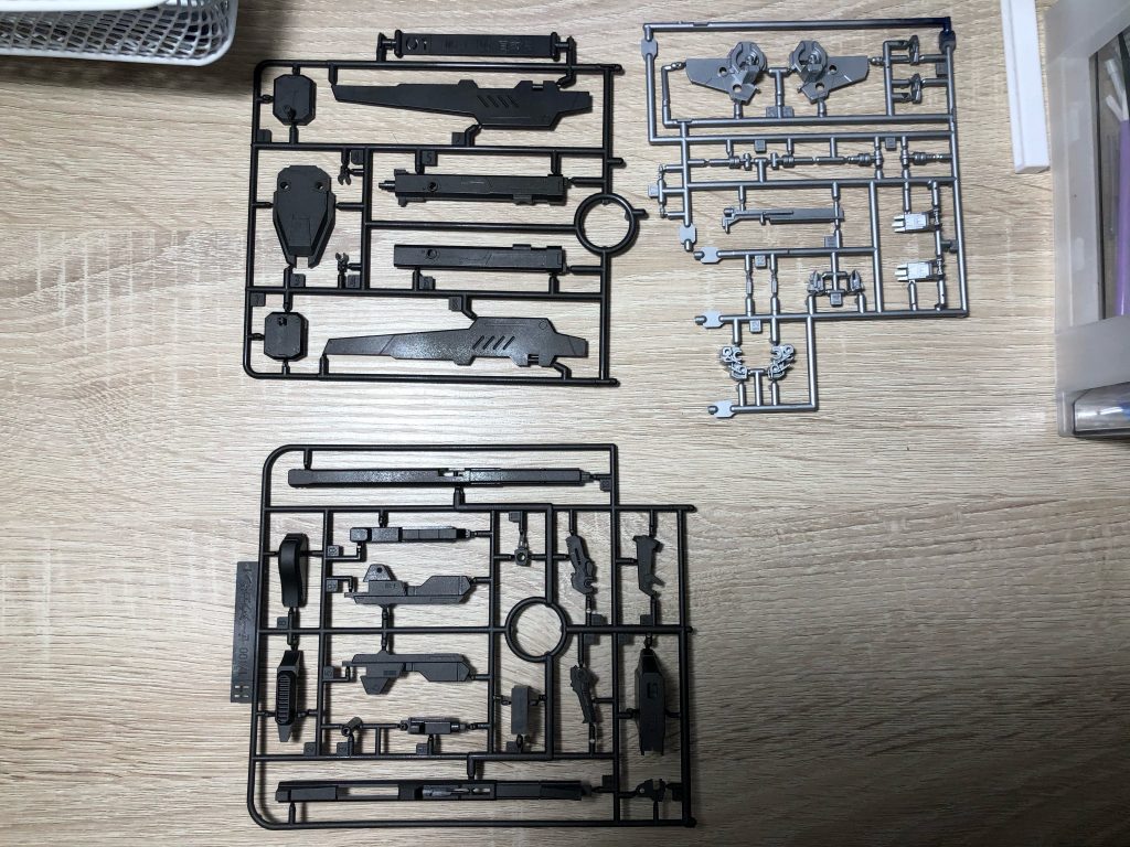 武器系ランナーも黒鉄色で。シルバーランナーはシルバー(スプレー)を吹きましたが、4artistmarkerを使えばよかったかな〜と。