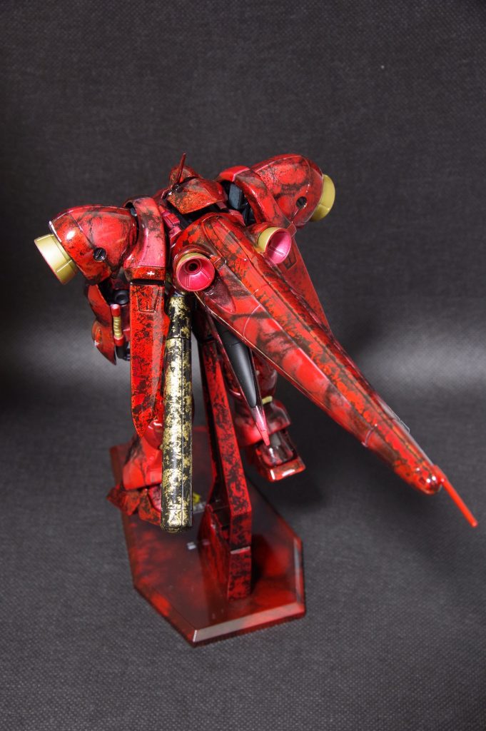 こうやってみると本当に大きいシュツルムブースター。黒地に金のプロペラントタンクが地味にお気に入り。パネルラインでマスキングして、大理石塗装とラップ塗装を切り替えてみました(あんまり目立ってない……)。