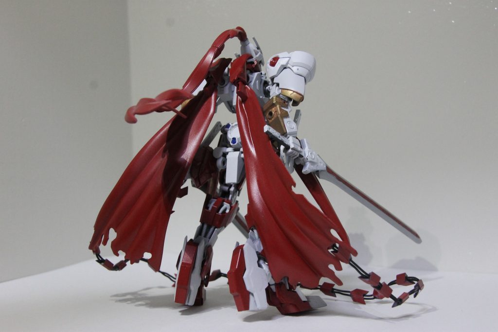 マントは耐ビーム兵器の加工と耐物理兵器の加工どちらも行われている。全ての武装を使用する為には従来のツインリアクターではエネルギーを補えないため、腰にはトライスラスタータイプの太陽炉を搭載している。以下アピールショットになります