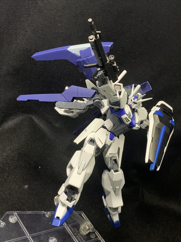 ビームライフルで。ビームライフルはガンダムマーカーのメタリックブラックで塗りました。