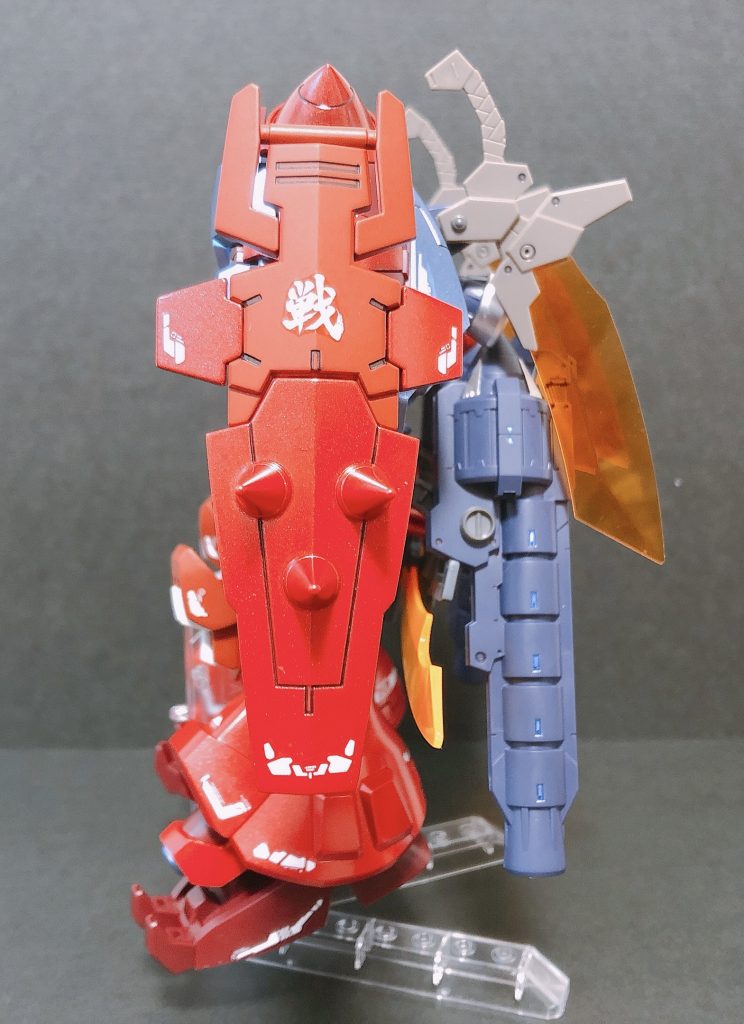 今回はラインデカールメインで、オーガバインダーに接続された盾には名前にもある「戦」のデカールを貼ってみました!