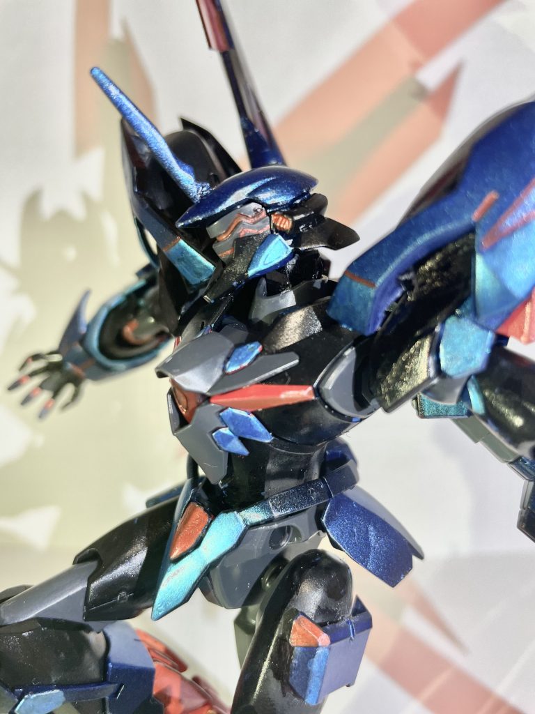 遠目ではわかりにくいですが、実はマーカーで目を二重に描いています笑