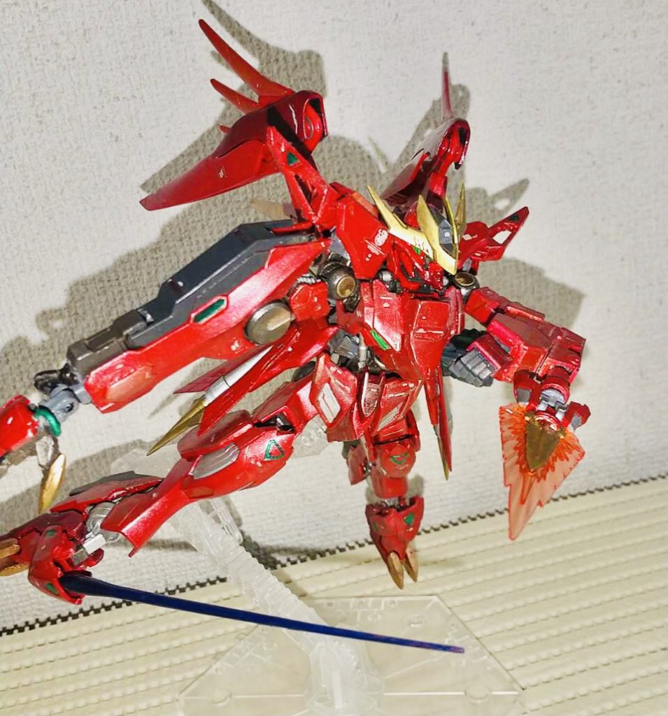 脚部付け根にも、ビームサーベルを取り付けています。