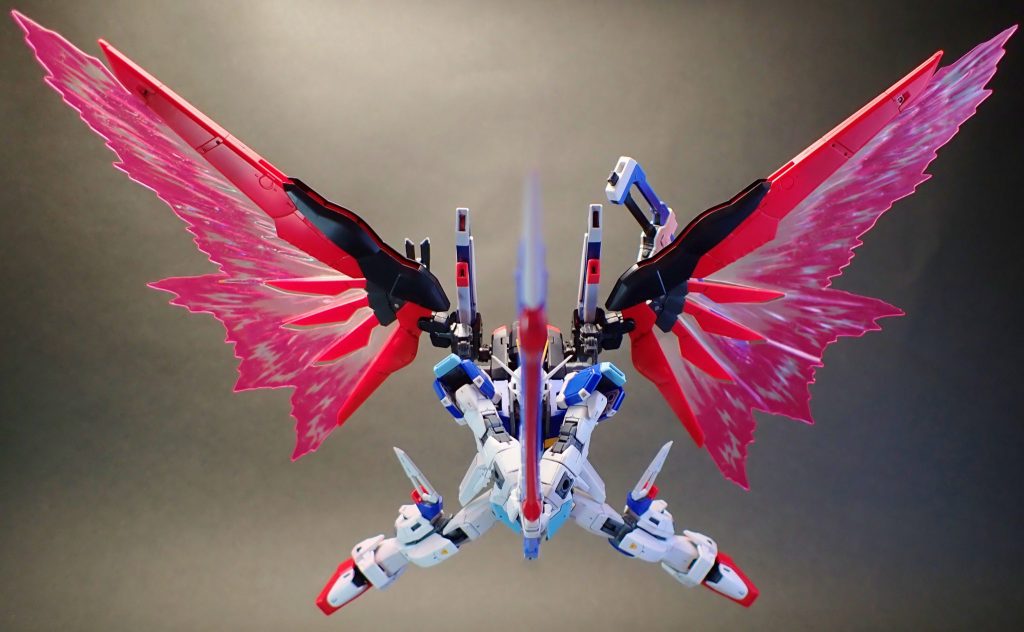 エクスカリバーとウイングをボールデンアームアームズのアームで接続しているので、その時のポージングに合わせて向きや配置が変更可能です。