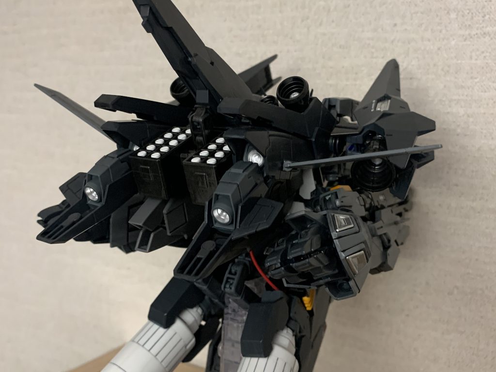 ディマイズとは「終焉」の意味始まりから終わりを意味する「AZ」ガンダムから終焉へと変貌したといった具合です