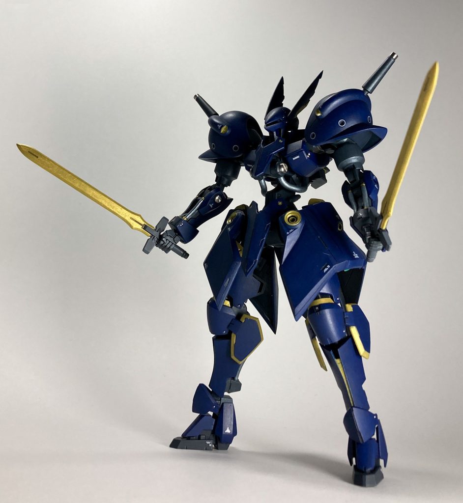 武器を構えて。堂々と金色の剣を構える姿が我ながらカッコいい…。