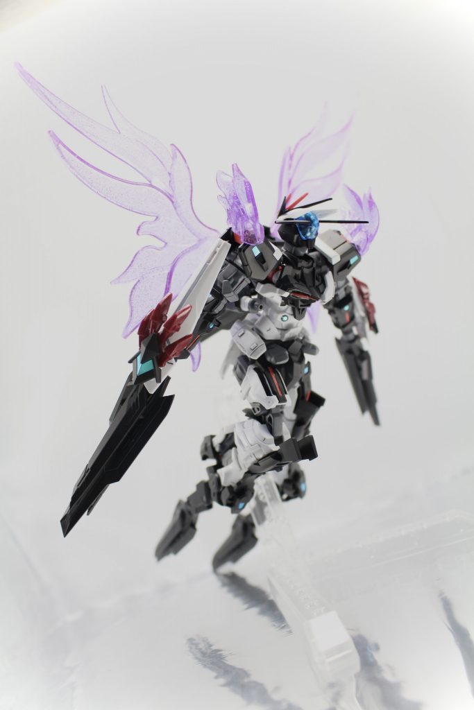 敵味方関係なくセンサーで捉えられる機体全てあるいは自身が戦闘不能になるまで戦い続けるという暴走気味かつ無慈悲な設定です!なのでビーストモードとは異なりこちらはロボットぽさが象徴です。